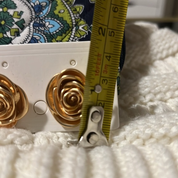 Gold tone Roses. Post back. Large. - Picture 4 of 4
